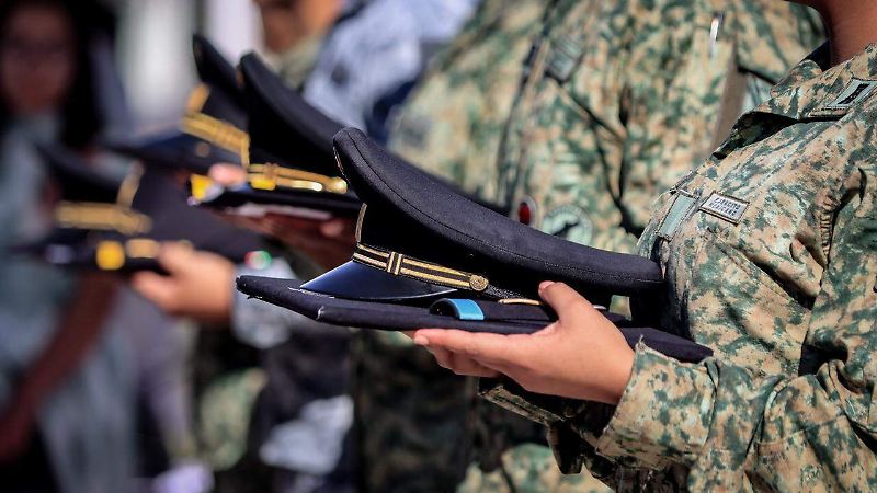 Ascienden de rango a diez militares